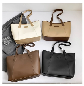 Détail d'une collection de grands sacs fourre-tout en similicuir en quatre coloris sobres