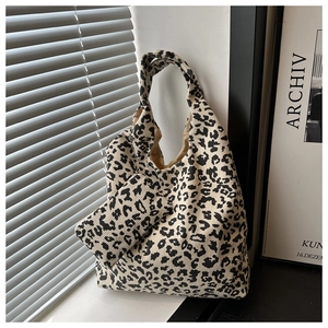 Détail du sac cabas en velours côtelé léopard avec sa petite pochette assortie