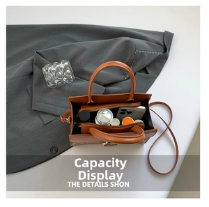 Vue intérieure des deux compartiments du sac à main en cuir marron caramel