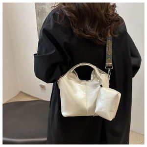 Borsa a tracolla chic in PU bianco metallizzato con ampia tracolla ricamata etnica