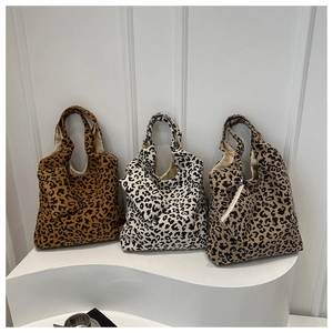 Trois sacs cabas en velours côtelé léopard avec pochettes assorties sur présentoir