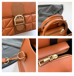 Détails du sac en cuir caramel montrant les boucles dorées et les finitions cousues