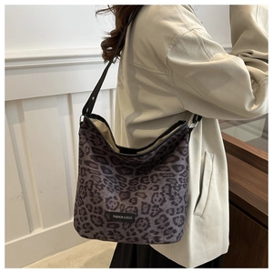 Detailed view of vintage leopard print hobo bag with adjustable wide black shoulder strap