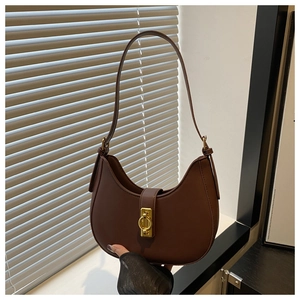 Dettaglio borsa hobo vintage marrone scuro in pelle opaca con fibbia ad anello dorata