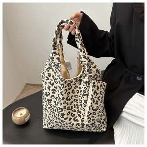 Détail du sac cabas léopard en velours côtelé avec sa petite pochette assortie amovible