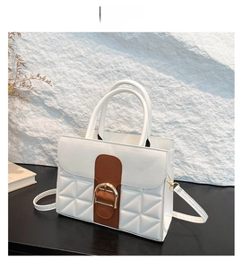 Vue détaillée du sac à main en cuir blanc avec coutures matelassées et boucle dorée