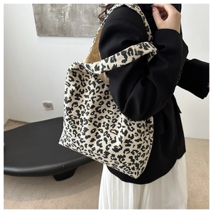 Détail du grand sac cabas en velours côtelé léopard montrant sa texture épaisse
