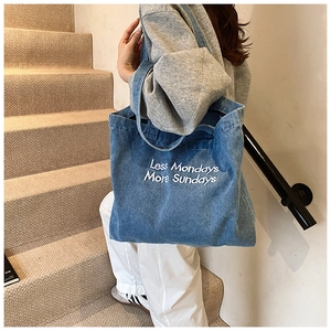 Détail d'un sac cabas vintage en jean avec broderie blanche Less Mondays More Sundays