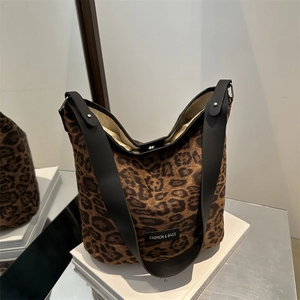 Fashionable leopard print tote bag with wide leather strap and large capacity