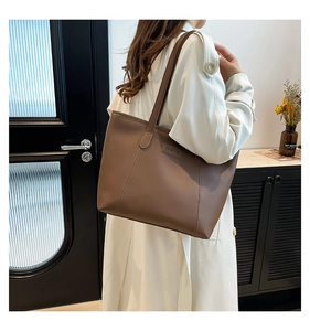 Sac cabas en cuir marron avec écusson Fashion et longues bandoulières pour un usage quotidien
