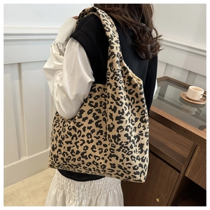 Détail de la texture du sac cabas léopard et du design spacieux porté à l'épaule