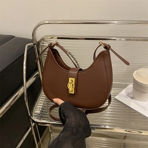 Borsa sottobraccio a mezzaluna marrone minimalista con fibbia dorata e tracolla