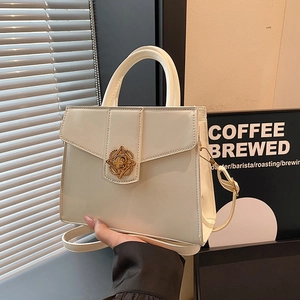 Sac à main minimaliste blanc crème avec fermoir floral vintage doré et bandoulière