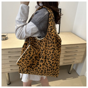 Détail du sac cabas en velours côtelé imprimé léopard et sa petite pochette assortie