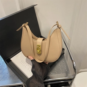 Borsa sottospalla beige a mezzaluna con chiusura dorata e tracolla regolabile