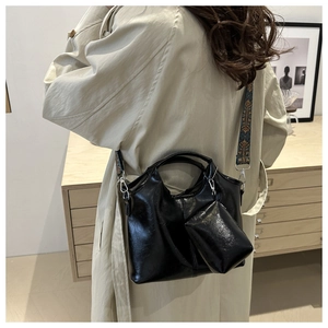 Borsa a tracolla in pelle PU nera lucida con ampia tracolla bohémien e mini pochette