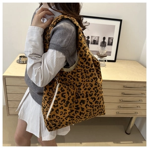 Détail du sac cabas en velours côtelé léopard montrant la texture et la pochette