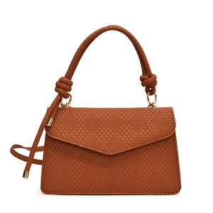 Sac à main marron avec texture tressée, poignée nouée et finitions métalliques dorées