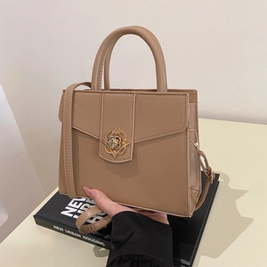 Sac à main carré beige élégant avec fermoir en losange doré et bandoulière