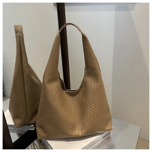 Gros plan détaillé sur le cuir tressé beige d'un sac hobo élégant de haute qualité