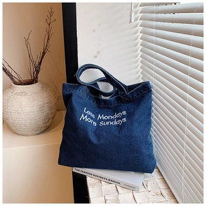 Broderie détaillée sur sac cabas en jean bleu vintage avec lettres blanches