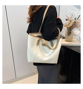 Détail du sac cabas beige avec anses kaki et écusson en cuir embossé FASHION