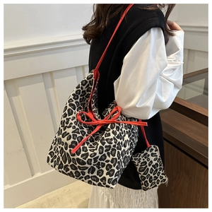 Detailansicht der Leopard-Tragetasche mit orangefarbener Schleife und kleiner Zusatztasche