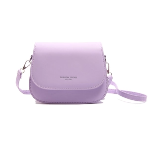 Sac bandoulière selle lavande minimaliste avec gaufrage mode sur fond blanc éclatant