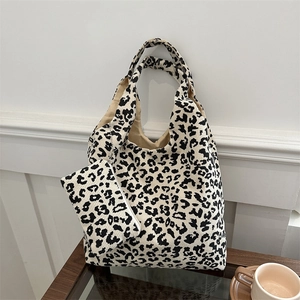 Sac cabas en velours léopard et pochette assortie dans un cadre de café minimaliste