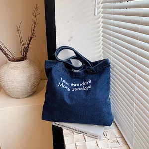 Sac cabas en jean bleu foncé avec broderie Less Mondays More Sundays sur livres