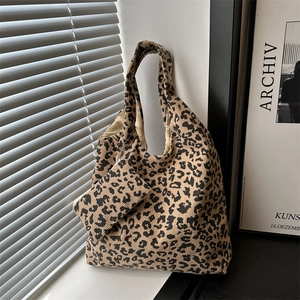Set de cabas en velours côtelé imprimé léopard avec mini pochette assortie et chaîne