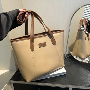 Grand sac cabas beige minimaliste avec anses marron et logo FASHION en scène de vie