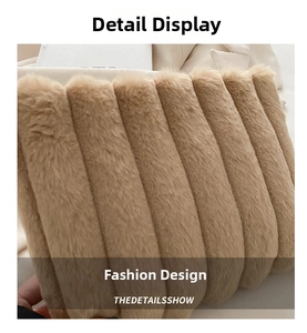 Gros plan sur la texture en fausse fourrure rayée marron d'un sac à main de luxe
