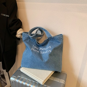 Sac cabas en jean bleu avec broderie « Less Mondays More Sundays » pour voyage