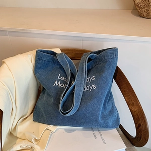 Sac fourre-tout en jean vintage brodé Less Mondays More Holidays pour un style décontracté