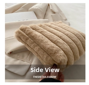 Gros plan d'un sac à main beige en peluche montrant le profil et la texture rayée