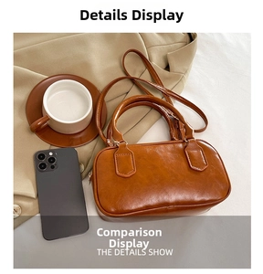 Petit sac vintage marron en simili cuir avec téléphone pour échelle de taille