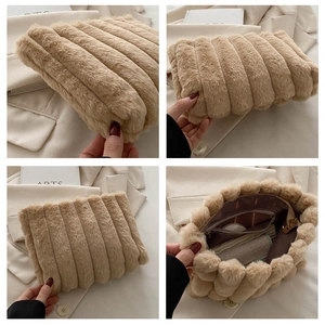 Détail du sac à main en peluche avec texture rayée et intérieur à fermeture éclair