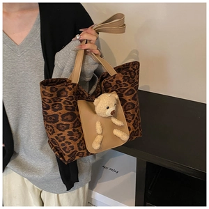 Detail der Leoparden-Leinentasche mit 3D-Bären-Tasche und Griffen aus PU-Leder