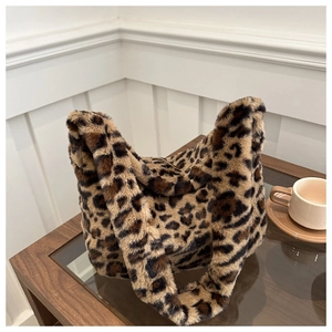 Gros plan détaillé d'un sac cabas en fausse fourrure léopard sur une table en verre