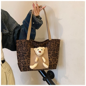 Detailansicht der Leopard-Stofftasche mit 3D-Plüschbär und Leder-Schultergurt-Akzent