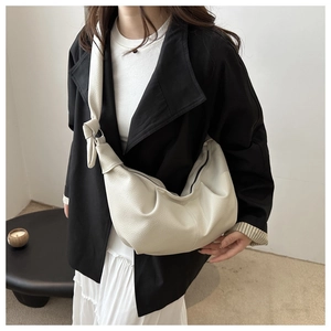 Dettaglio borsa a nuvola beige increspata con trama litchi e tracolla con nodo decorativo