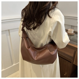 Dettaglio della borsa hobo marrone scuro con texture litchi e chiusura lampo in metallo