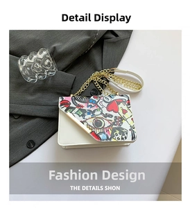 Dettaglio della stampa graffiti pop art su borsa in pelle bianca e catena d'oro