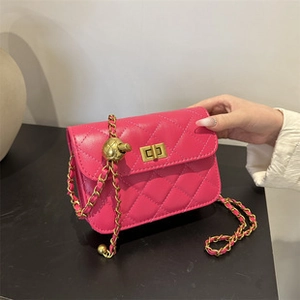 Detail der fuchsiafarbenen Stepptasche mit goldenem Kugelversteller und Drehverschluss