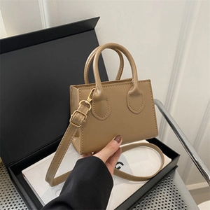 Detailansicht khakifarbene Mini-Handtasche mit Tragegriffen und goldener Hardware