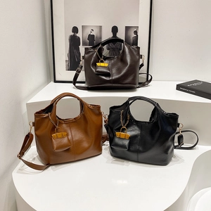 Sac À Main En Cuir PU Vintage Grande Capacité Sac Bandoulière Fourre-Tout Avec Mini Charme De Sac Pour Femmes