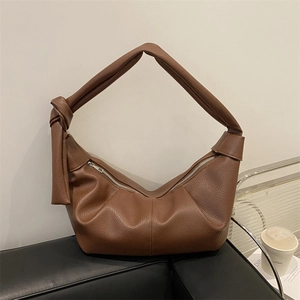 Borsa hobo a mezzaluna retrò in pelle martellata marrone scuro con dettaglio annodato