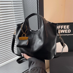 Sac seau minimaliste en cuir grainé noir avec poignée et bandoulière réglable