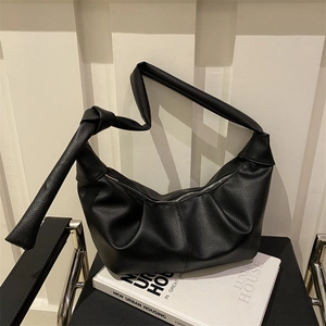 Grande borsa hobo nera minimalista in morbida pelle con tracolla a nodo decorativo